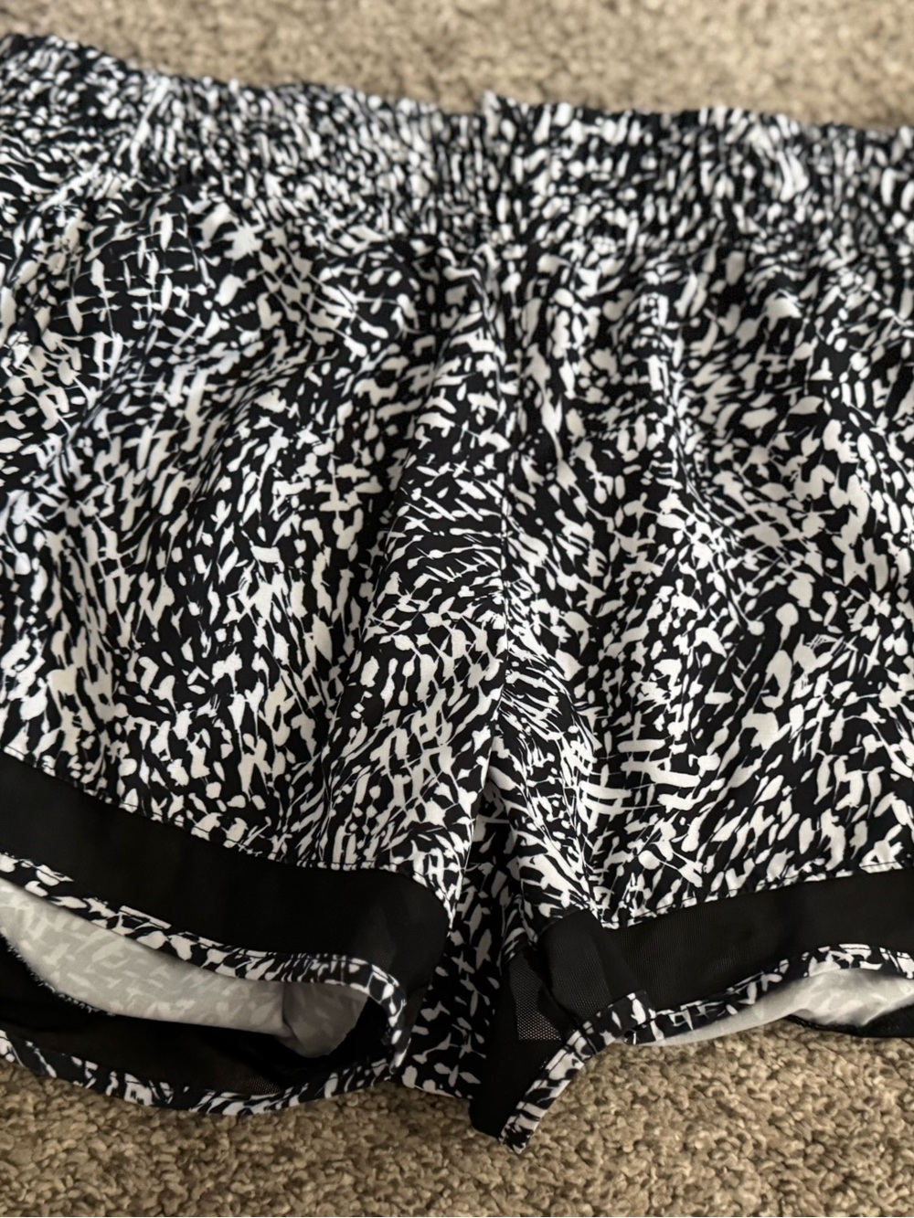 Athleta Printed Mesh Racer Run Shorts Black White Size M